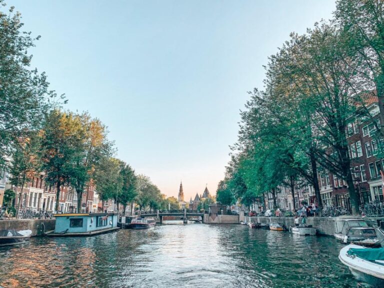 Amsterdam: Romantic Private Canal Tour and Prosecco & Snacks