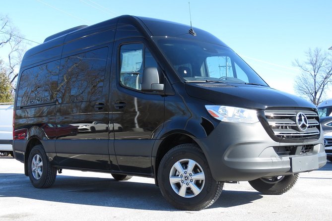 Arrival Private Transfer: Toronto YYZ Airport to Toronto City by SUV or Minibus
