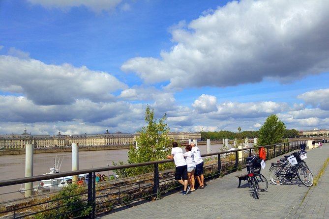 Bordeaux Essentials Sightseeing Bike Tour With a Local Guide