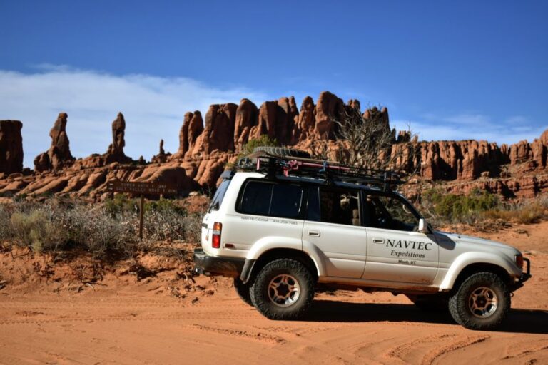 From Moab: Arches National Park 4×4 Drive and Hiking Tour