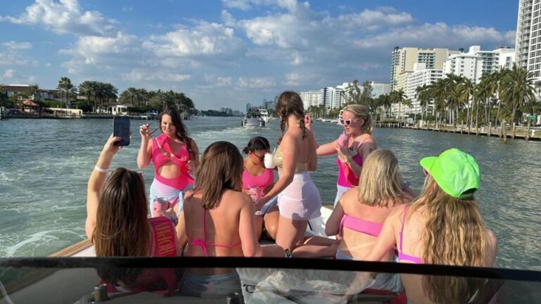 Miami: Private City Cruise of Miami Beach With French Guide