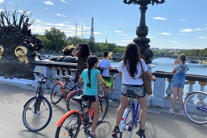 Paris Highlights Small-Group Cycling Sightseeing Tour