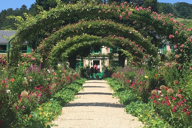 Versailles Palace & Giverny Private Guided Tour With Lunch - Priority Access - Tour Highlights