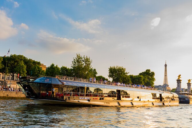 Paris Seine River Dinner Cruise With Live Music by Bateaux Mouches - Onboard Experience