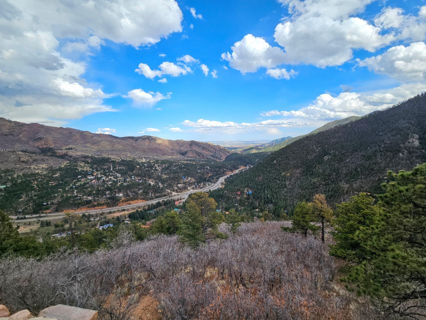 Colorado Springs: Pikes Peak Luxury Jeep Tours - Location & Features of Pikes Peak