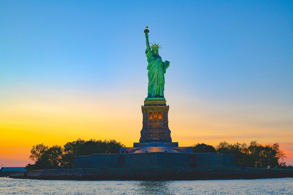 Manhattan: Private Sailing Yacht Cruise to Statue of Liberty - On-board Amenities