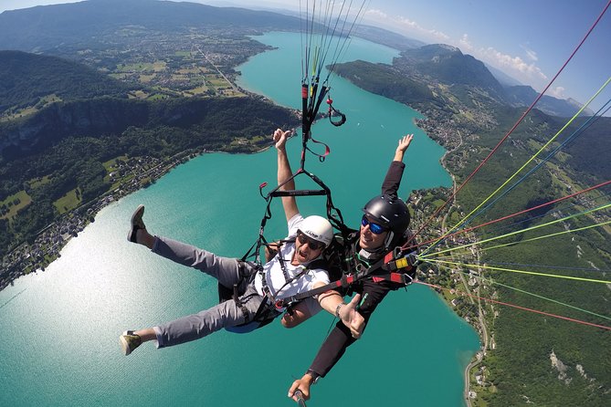 Paragliding Performance Flight Over the Magnificent Lake Annecy - Capture Unforgettable Memories in Photos