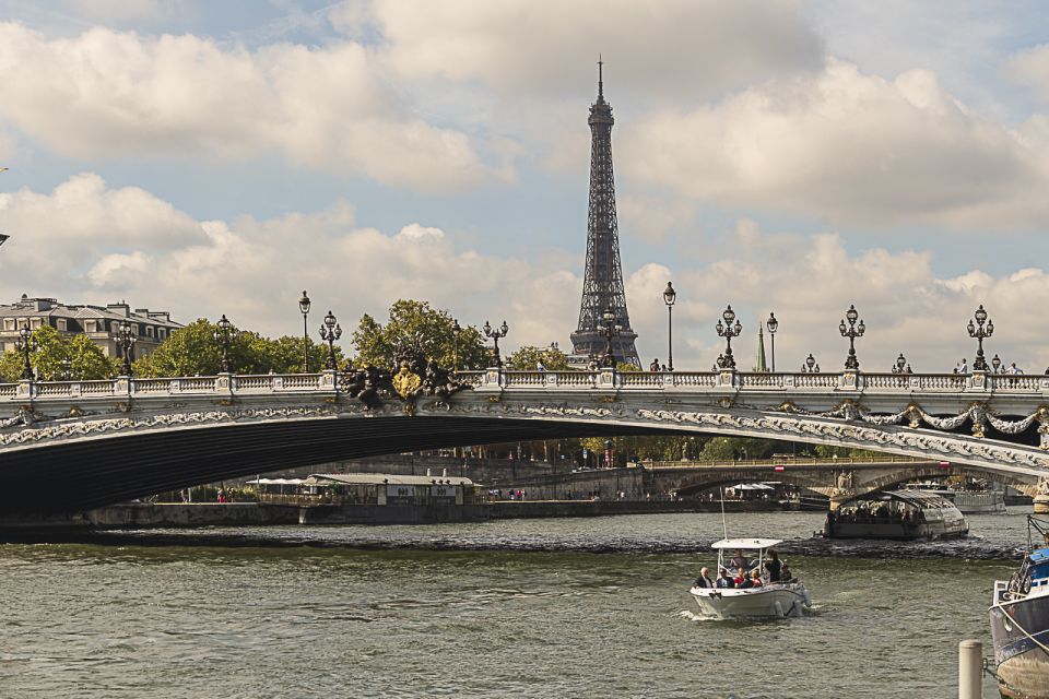 Paris: Private Seine River Cruise With Guide - Specific Location
