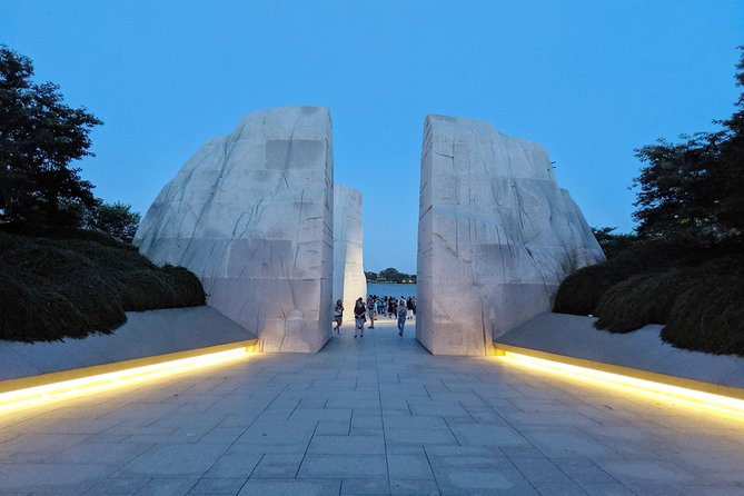 DC Monuments and Memorials Night Tour - Guide Performance