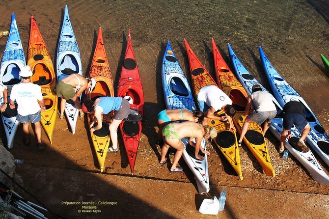 A Guided Day of Exploration in Sea Kayaking, Discovery of the National Park. - Background