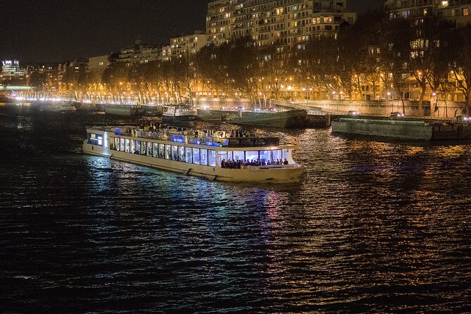 Paris Gourmet Dinner Seine River Cruise With Singer and DJ Set - Location and Accessibility