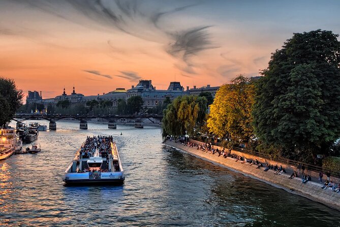 Paris - One Hour Seine River Cruise With Recorded Commentary - Onboard Experience Features