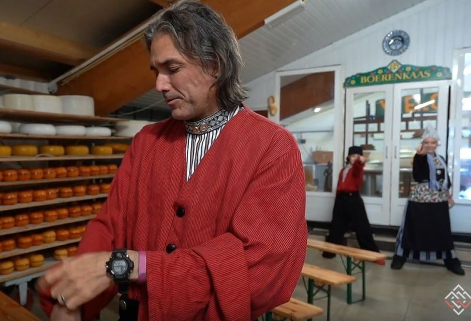 Picture in Volendam Costume With Cheese and Clog Tour - Live Tour Guides