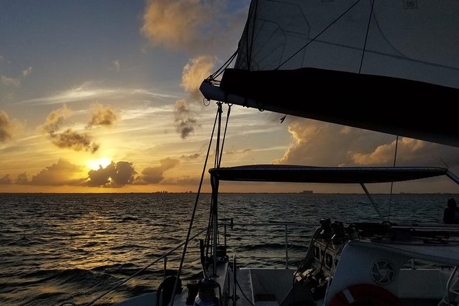 Castaway the Day : Miami Sunset Sail With Champagne - Common questions