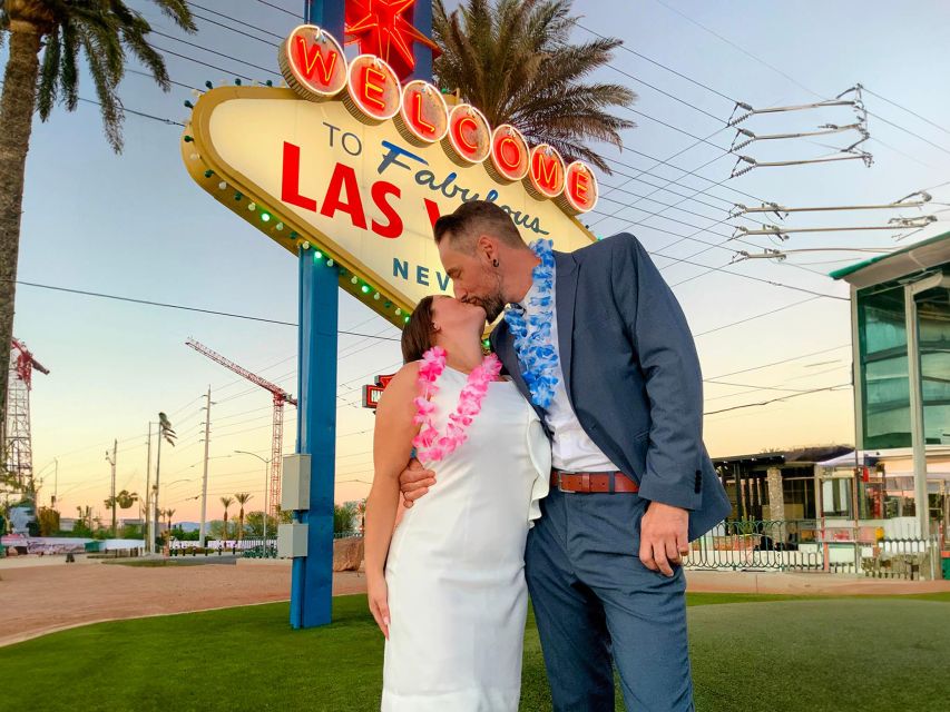 Las Vegas: Elvis Wedding at the Las Vegas Sign With Photos - Photo Gallery