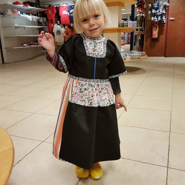Picture in Volendam Costume With Cheese and Clog Tour - Important Details