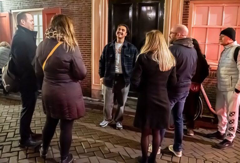 Amsterdam: Red Light District Exclusive Night Tour