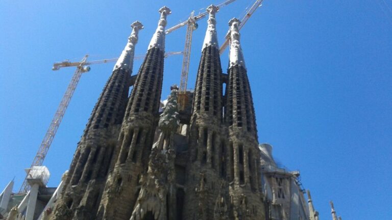 Barcelona: German City Tour From Gaudís Perspective