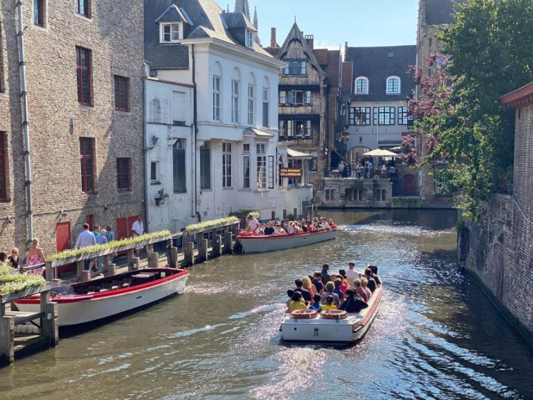 Bruges Guided Walking Tour: Stories, Mysteries and People