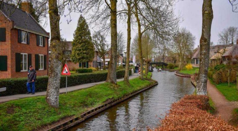 From Amsterdam: Giethoorn Guided Day Trip With Canal Cruise