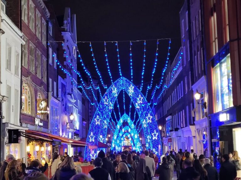 London: Private Christmas Lights and Markets Walking Tour