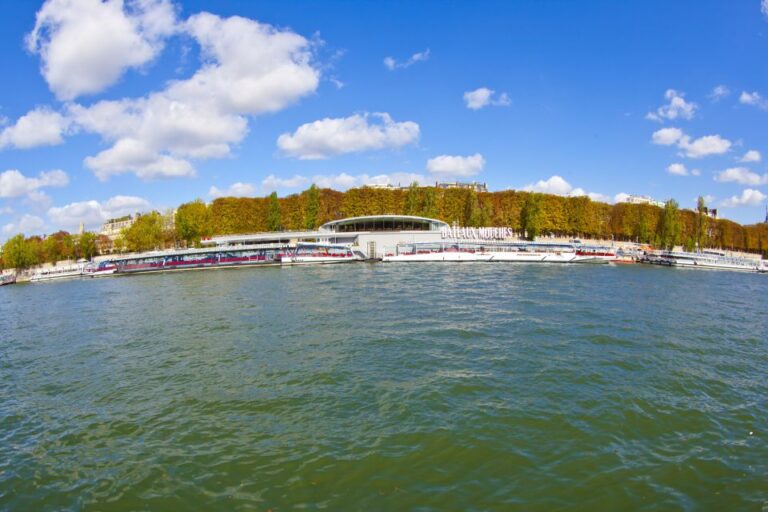 Paris: 4-Course Dinner Cruise on Seine River With Live Music