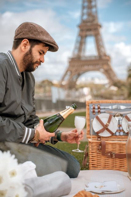 Paris: Picnic Experience in Front of the Eiffel Tower