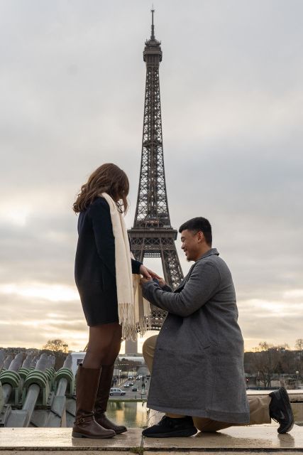 Paris: Private Eiffel Tower Couples Photo Shoot