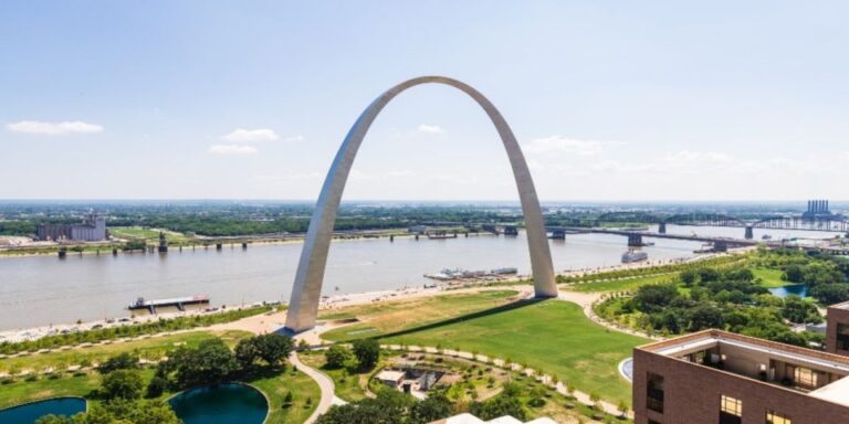 St. Louis: Guided Small Group City Tour With River Cruise