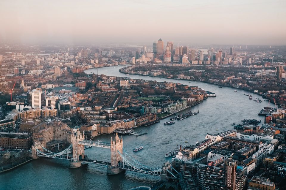 Photo Tour: London Famous City Landmarks - Language and Group Type