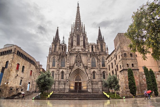360ª Barcelona: Old Town, Helicopter & Sailing Small Group Tour - Key Points