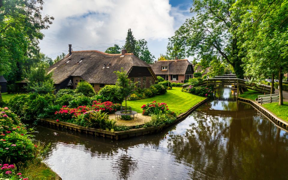 From Amsterdam: Day Trip to Giethoorn With Local Boat Tour - Highlights of Giethoorn