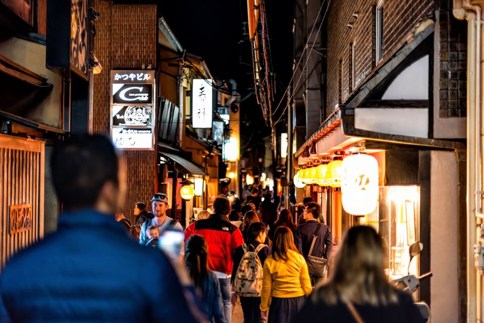 Kyoto: Gion District Guided Walking Tour at Night With Snack - Tour Itinerary