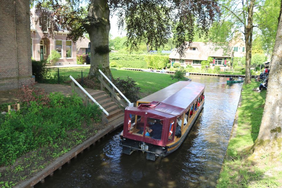 Giethoorn: Village & National Park Canal Cruise With Coffee - Giethoorn Exploration