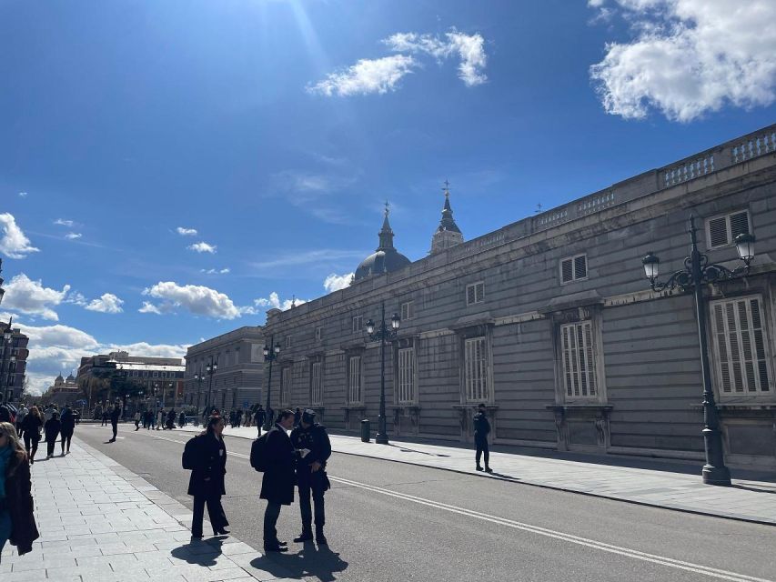 Madrid: Guided City and Royal Palace Tour With Entry Tickets - Meeting Point