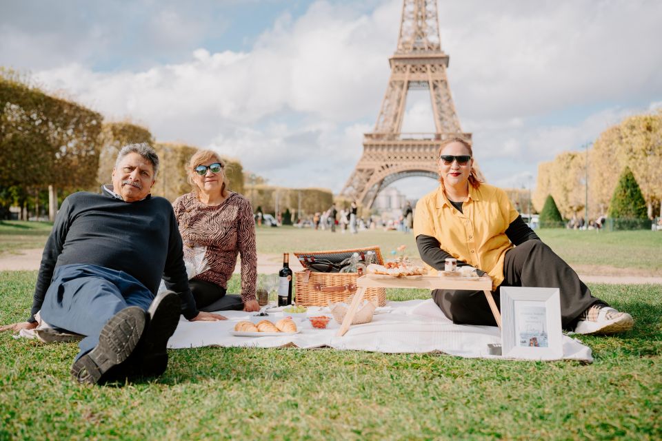 Paris: Picnic Experience in Front of the Eiffel Tower - Gift Option