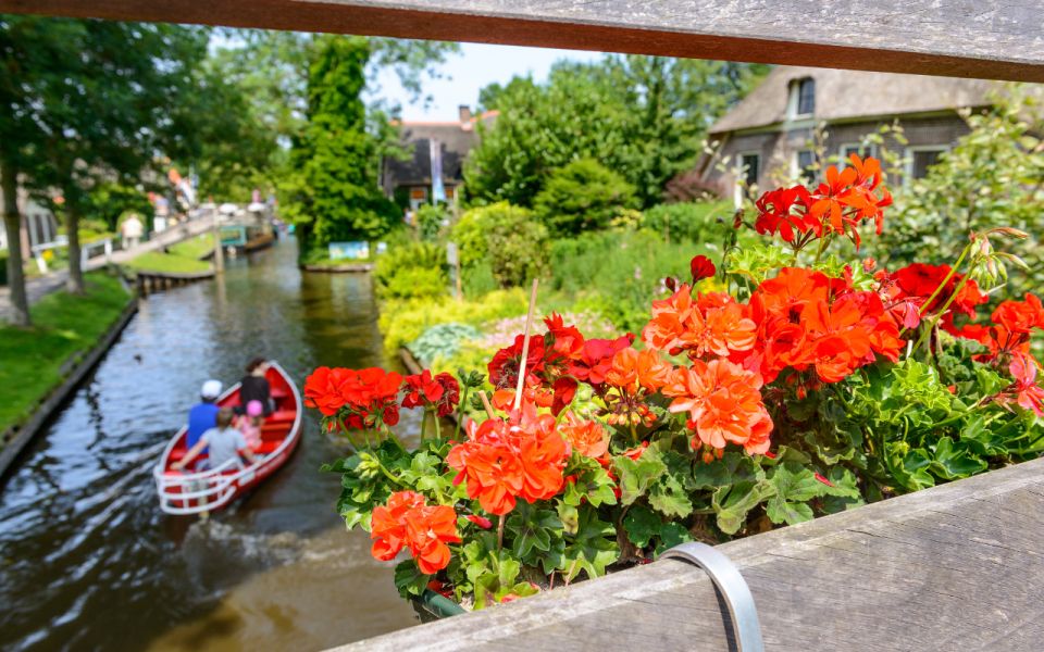 From Amsterdam: Day Trip to Giethoorn With Local Boat Tour - Key Points