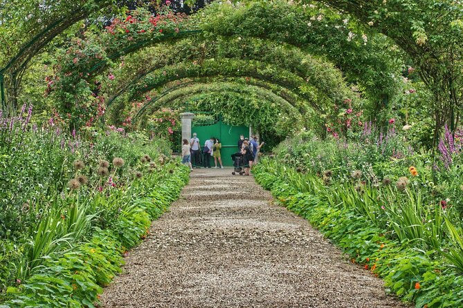 Giverny Half Day Guided Trip With Monets House & Gardens From Paris by Minivan - Key Points