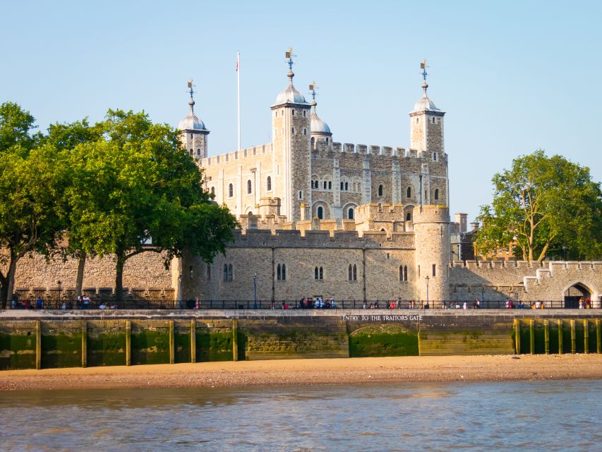 London: Tower of London Guided Tour With Crown Jewels Option - Key Points