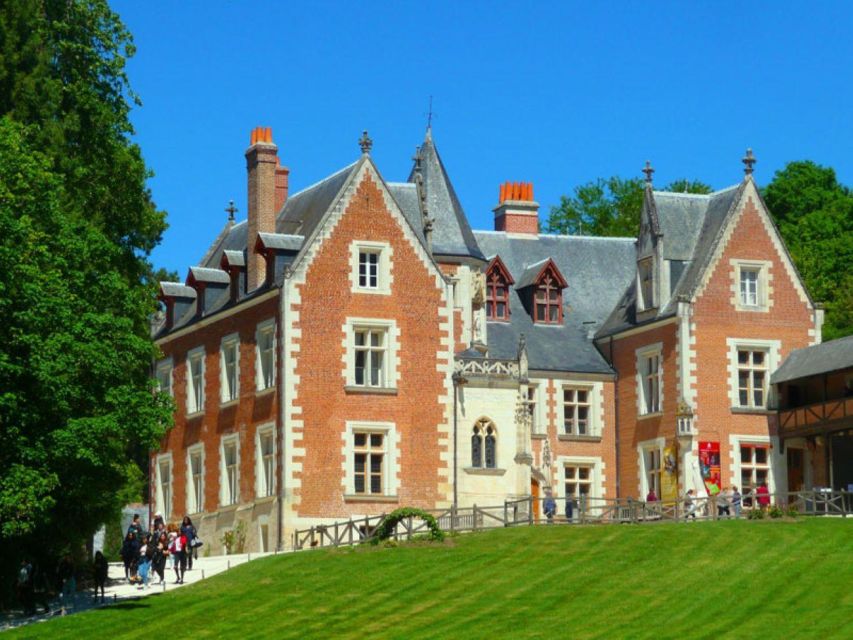 Touraine: Amboise Castle and Clos Lucé Castle Tour - Key Points