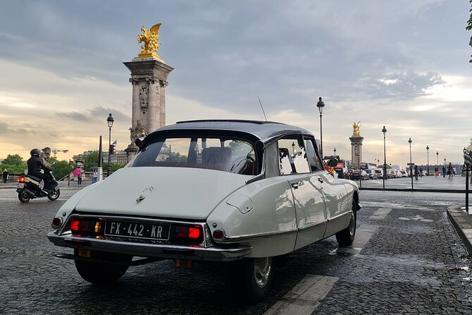 1-Hour Private Tour in Paris in a Citroën DS Oldtimer