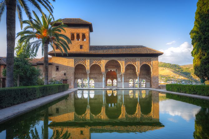 Alhambra Ticket and Guided Tour With Nasrid Palaces