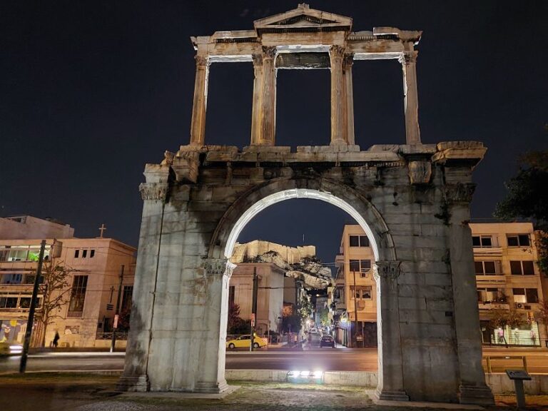 Athens: City Highlights Nighttime Walking Tour in Spanish