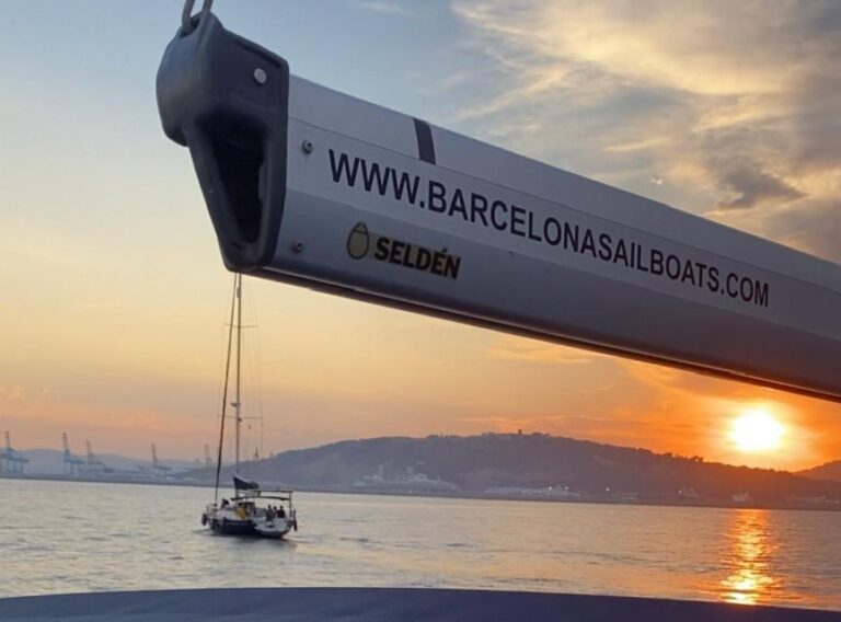 Barcelona: Sunset Boat Trip With Unlimited Cava Wine