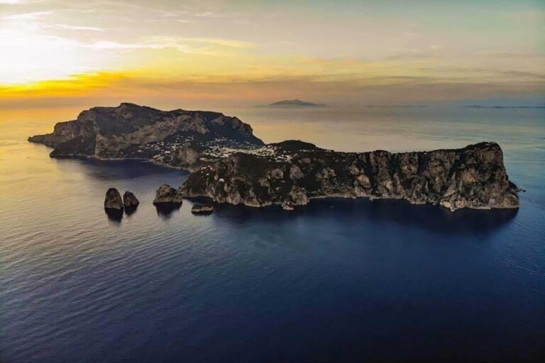 Capri: Sunset Boat Tour With Aperitif