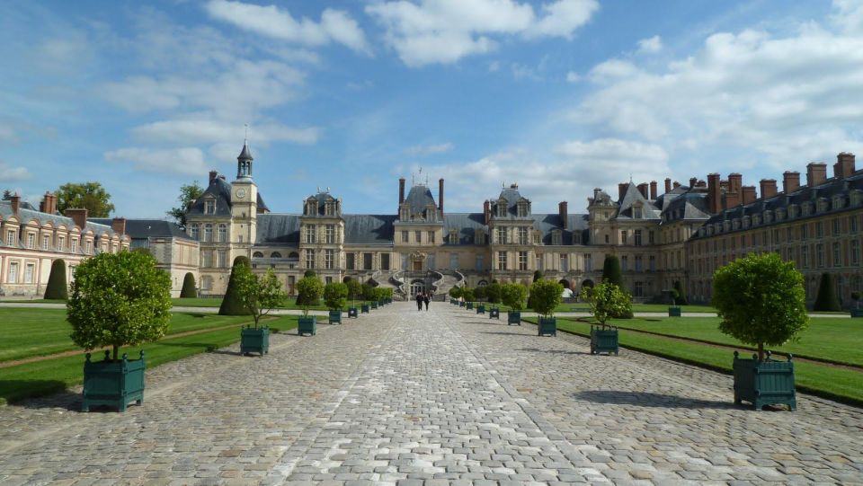 Fontainebleau: Private Round Transfer From Paris - Activity Features