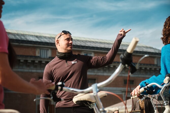 Guided Tour on a Vintage Bike Through Madrid