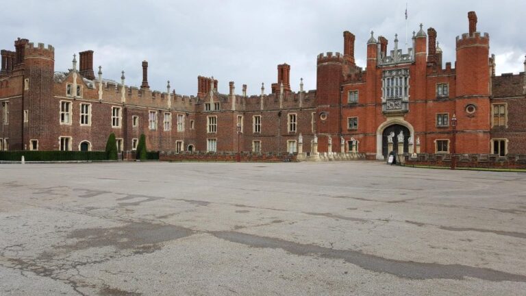 Hampton Court Palace Private Tour With Fast Track Pass