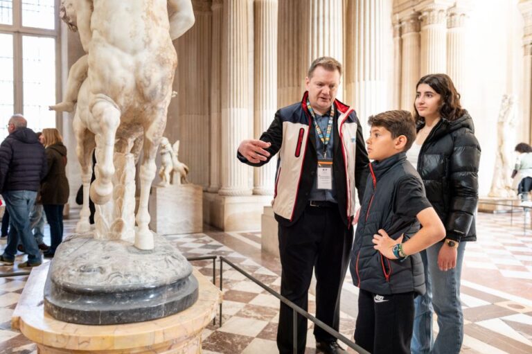 Paris: Louvre Private Family Tour for Kids With Entry Ticket