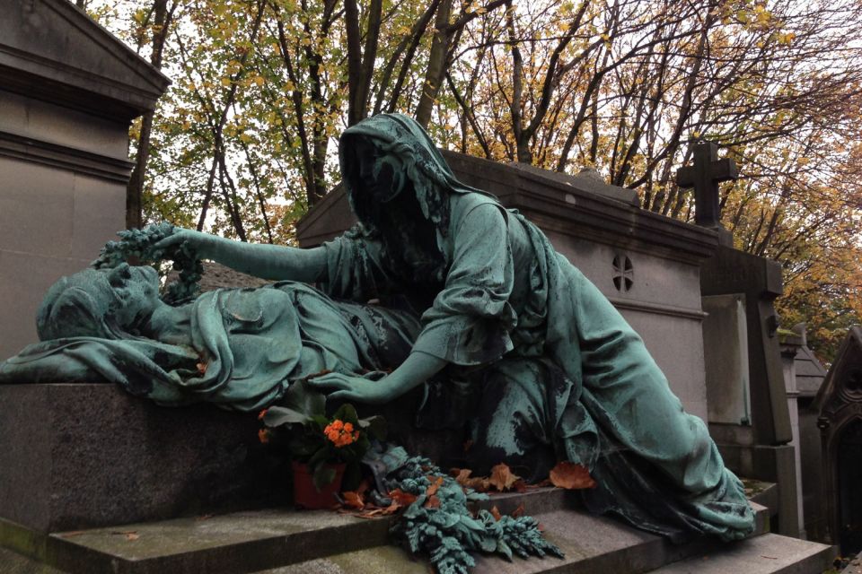 Paris: Père Lachaise Cemetery Walking Tour - Tour Duration and Language Options